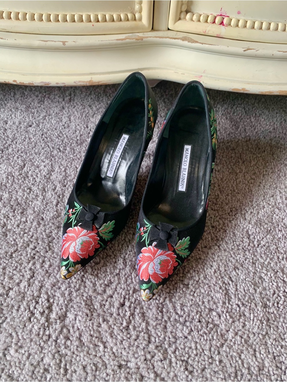 VTG Manolo Blahnik Black Pumps with Floral Embroidery